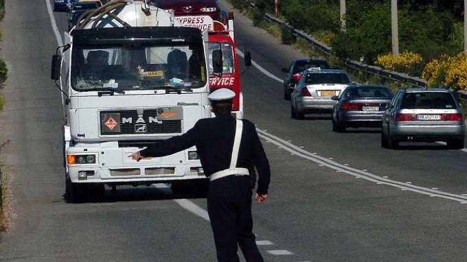 Δεν είχε ... δίπλωμα, ασφάλεια, άδεια κυκλοφορίας, κράνος ... ξυλοκόπησε και τον αστυνομικό!