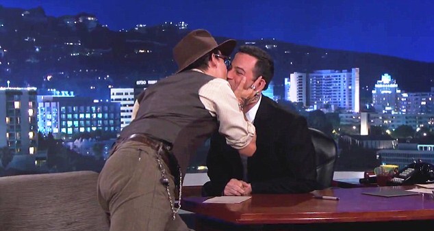 TO ΕΙΔΑΜΕ ΚΙ ΑΥΤO: O Johnny Depp, φίλησε στο στόμα τον Jimmy Kimmel!