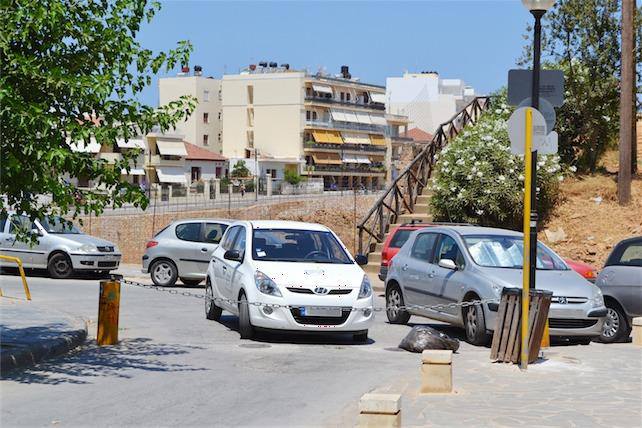 Ανεξέλεγκτη η παράνομη στάθμευση... στους δρόμους των Χανίων.
