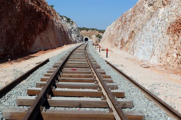 Τρένο και στην Κρήτη; Σχέδιο, που κρίνεται βιώσιμο, προβλέπει τη σύνδεση Χανίων, Ρεθύμνου και Ηρακλείου με 17 σταθμούς