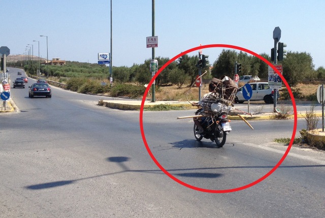 Ο "χάρος" βγήκε παγανιά... με μηχανάκι μέρα μεσημέρι! (pic)