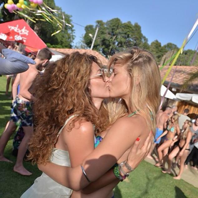 Το «καυτό» φιλί της Bar Refaeli με τη φίλη της Orna Elovitch