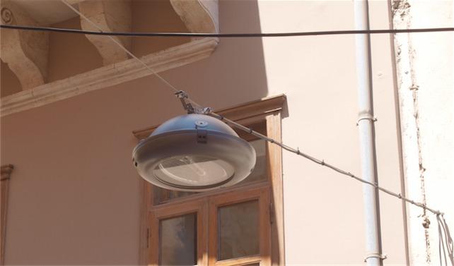 Αντιδράσεις για τα νέα φωτιστικά από τους κάτοικους της παλιάς πόλης στα Χανιά