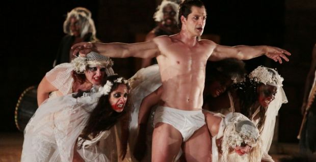 Ο Σάκης Ρουβάς γυμνός (σχεδόν) στις «Βάκχες»
