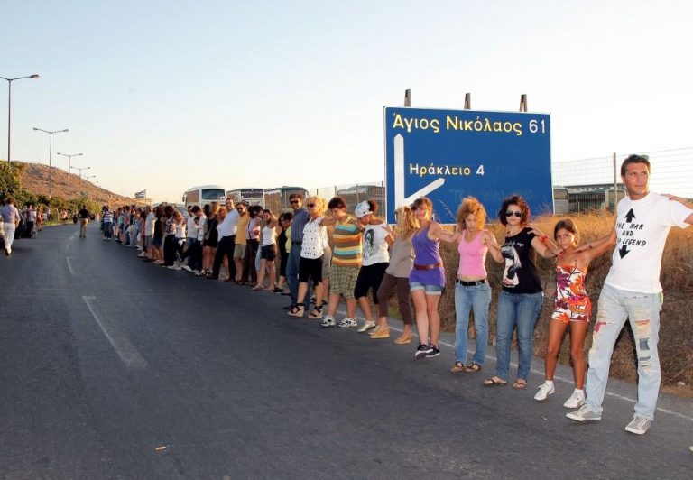 Η Κρήτη χορεύει Πεντοζάλι από τη μια μπάντα ίσα την άλλη