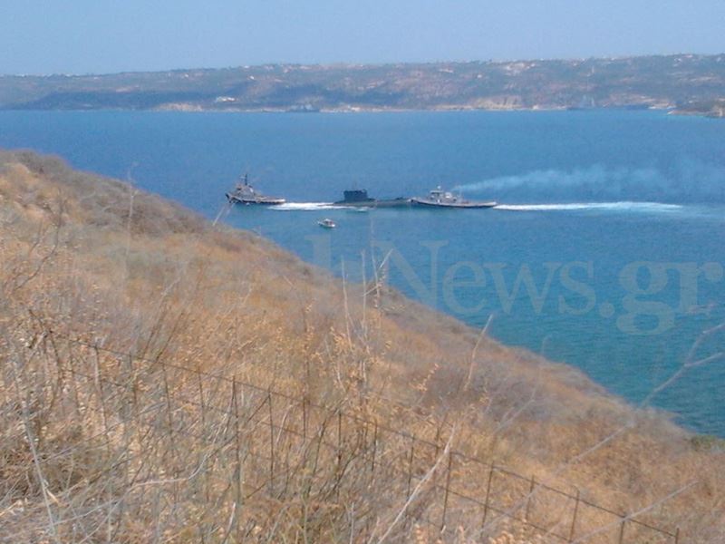 Υποβρύχιο προσάραξε ανοιχτά της Σούδας (φωτό)