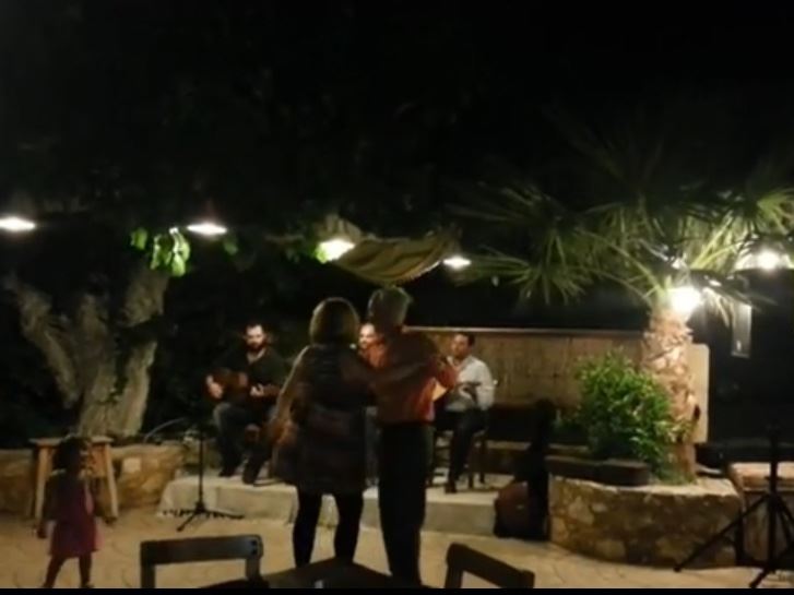 Το "μπλουζ α λά κρητικά" από δύο ξένους στη Κρήτη που προκάλεσε θαυμασμό (video)
