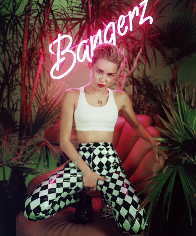 Η «ξαναμμένη» Miley Cyrus - Δεν έχει σταματημό η 20χρονη (photos)