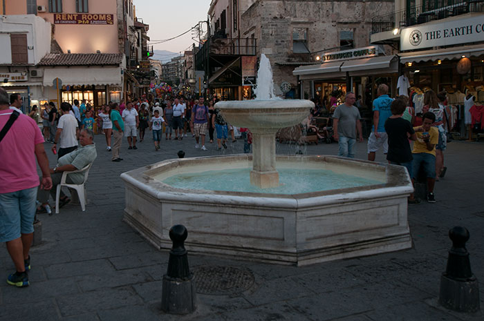 Σχεδόν γυμνός και σε έξαλλη κατάσταση περιφερόταν στο παλιό λιμάνι Χανίων ένας αστυνομικός!