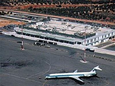Φτερό Ρωσικού τζάμπο ακούμπησε πυλώνα φωτισμού στο αεροδρόμιο Χανίων