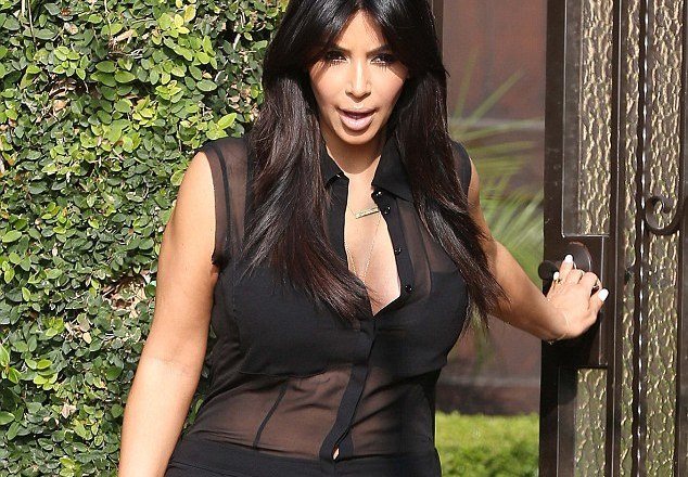Kim Kardashian: «Το πρώτο πράγμα μετά τη γέννα ήταν να δω το αιδοίο μου»