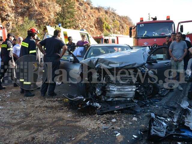 Τροχαίο με 3 αυτοκίνητα και εγκλωβισμό στα Χανιά (φωτο και βιντεο)