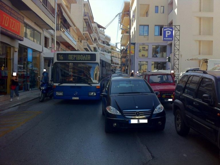 Γαιδουρίστας γένους θηλυκού μπλοκάρει το κέντρο των Χανίων