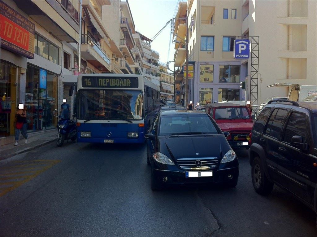 Γαιδουρίστας γένους θηλυκού μπλοκάρει το κέντρο των Χανίων