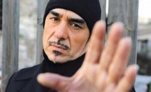 Τα κλάματα του Νότη Σφακιανάκη έξω από Νοσοκομείο και η κατάρα του θανάτου