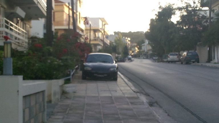 Δείτε πού πάρκαρε αθεόφοβος στα Χανιά - Όταν η "γαϊδουριά" γίνεται επικίνδυνη