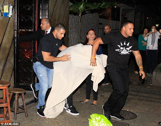 Φυγάδευσαν τραγουδιστή από παράνομο οίκο ανοχής!