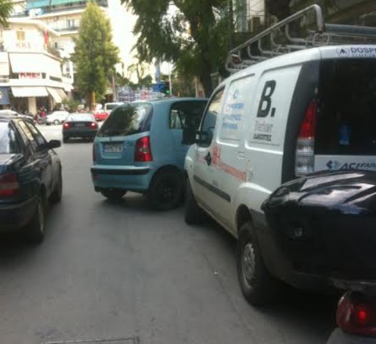 Οι γαιδουρίστας ξαναχτυπούν στα Χανιά ! Ανέβασε το Ι.Χ στο πεζοδρόμιο της Κυδωνίας