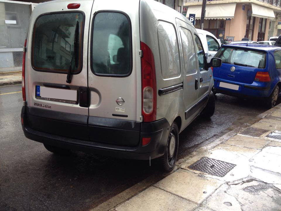 Πρωτότυπος τρόπος παρκαρίσματος από γαιδουρίστα στα Χανιά