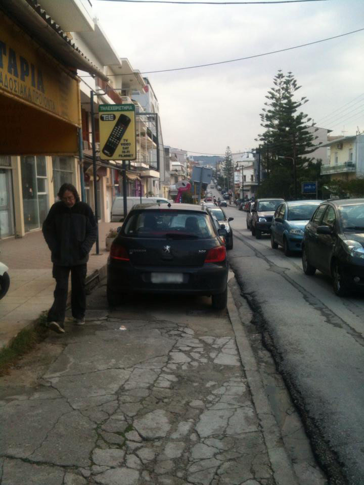 Όταν οι γαιδουρίστες στα Χανιά παρκάρουν στα πεζοδρόμια