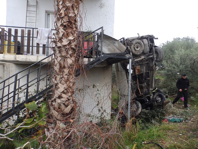 Αυτοκίνητο απογειώθηκε και καρφώθηκε σε σπίτι στα Χανιά - Ένας σοβαρά τραυματίας (photos)