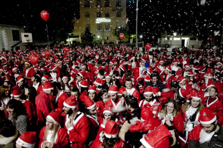 Και επισήμως 3000 οι Αη Βασίληδες! - Ζεσταίνουν τα "ελκυθρά" τους για το αυριανό Santa Run