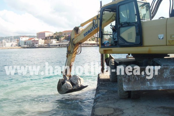 Αποκατάσταση ζημιών στο παλιό λιμάνι των Χανίων