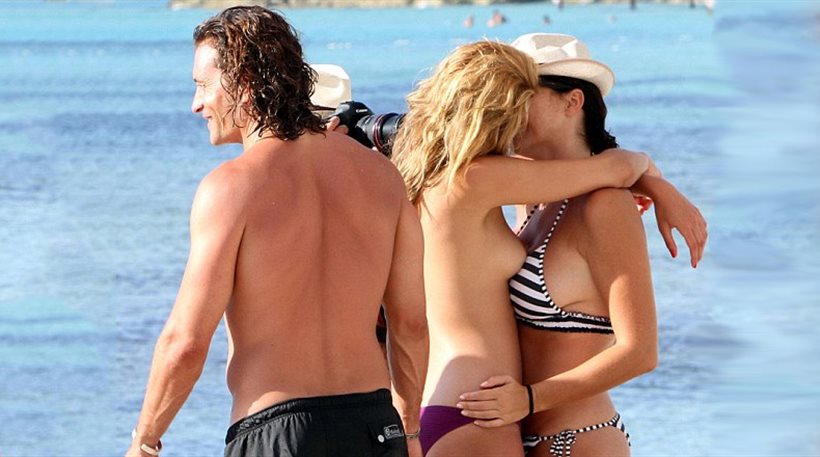 Το νέο κορίτσι του Orlando Bloom topless φιλάει και. κορίτσια! 