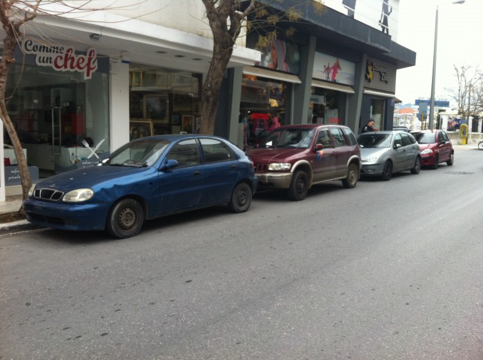 Η αστυνομία αφαιρεί πινακίδες στο κέντρο της πόλης