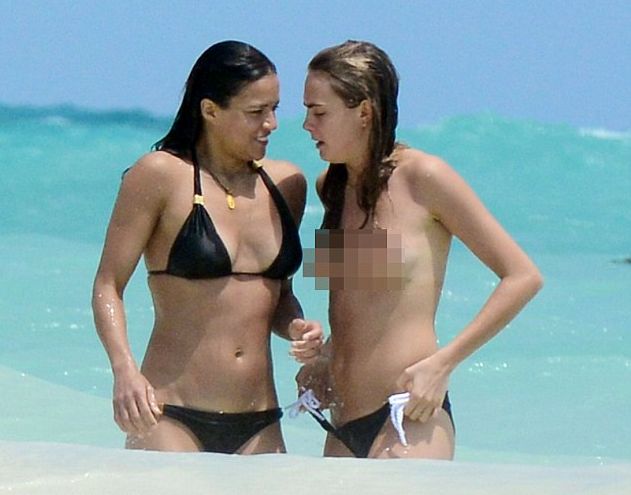 ΑΚΑΤΑΛΛΗΛΟ ΓΙΑ ΑΝΗΛΙΚΟΥΣ: Topless η Cara Delevigne δίνει παθιασμένα φιλιά στην καλή της