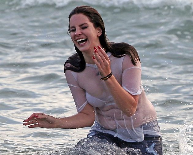 H Lana Del Rey πάχυνε! ΔΕΙΤΕ την κοιλιά που έκανε η 27χρονη star