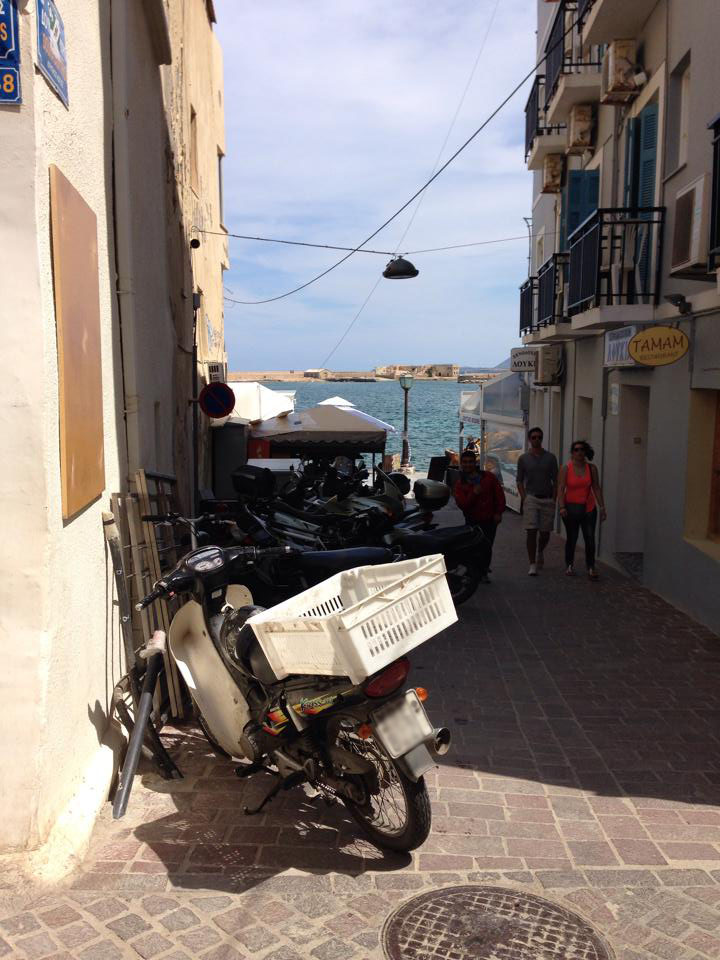 Εικόνες ντροπής στο παλιό λιμάνι των Χανίων