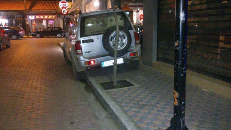 Γαιδουρίστας στο κέντρο των Χανίων