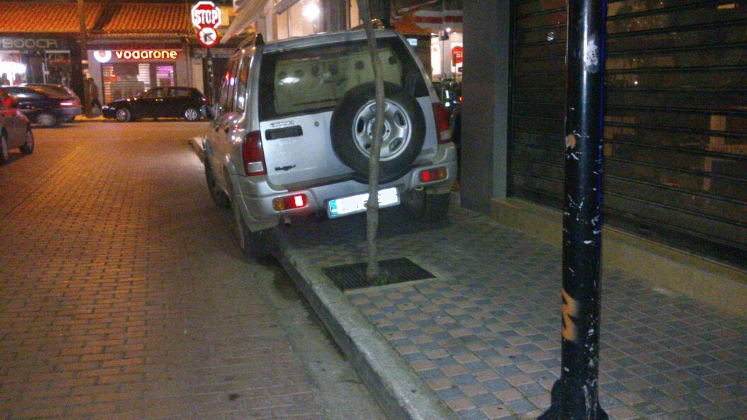 Γαιδουρίστας στο κέντρο των Χανίων