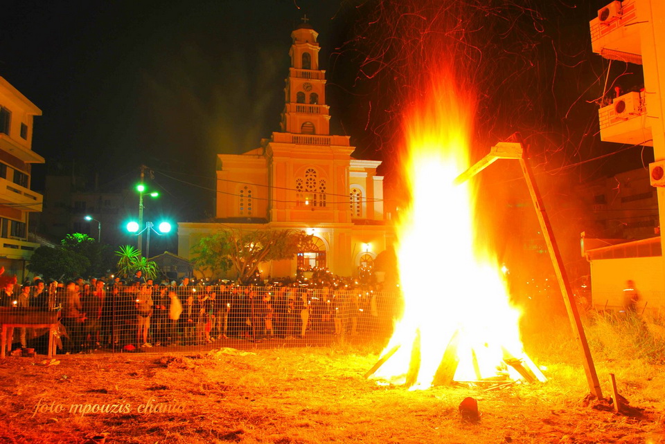 Με λαμπρότητα η Ανάσταση στα Χανιά - Έκαψαν και τον Ιούδα (φωτο)