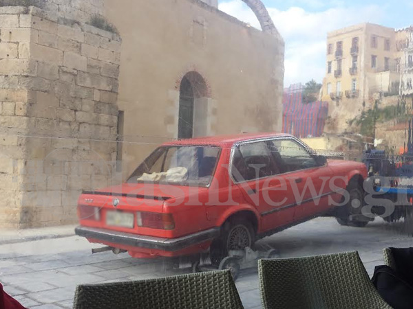 Σηκώνουν αυτοκίνητα από το Παλιό Λιμάνι για την περιφορά του Επιταφίου (φωτο)