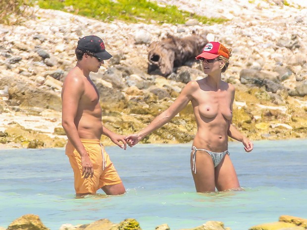 Hot: H Heidi Klum τόπλες σε παραλία του Μεξικό!