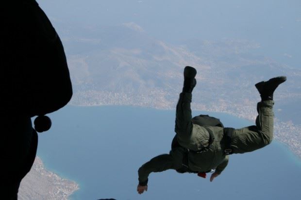 Αλεξιπτωτιστής τραυματίστηκε σοβαρά στο Μάλεμε Χανίων