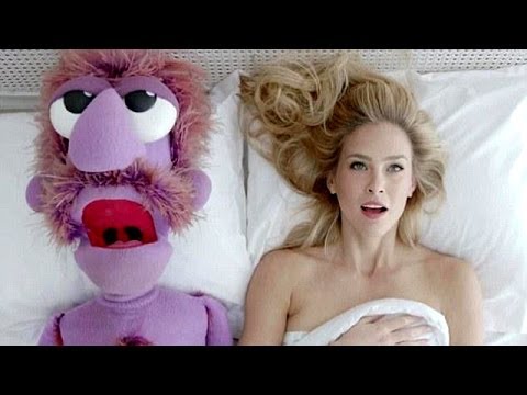 HOT: το απαγορευμένο βίντεο της Bar Refaeli με κούκλα στο κρεβάτι!