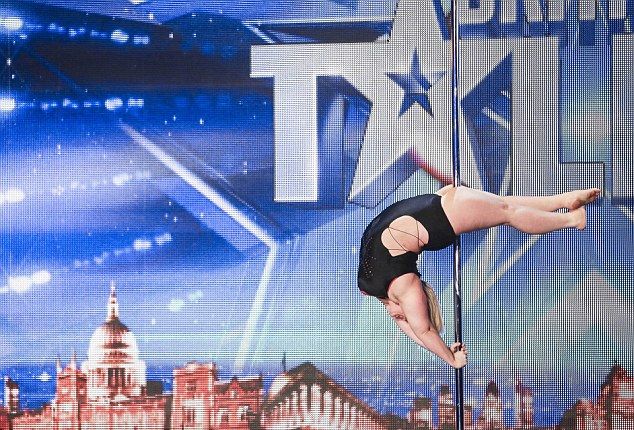 ΥΠΕΡΒΑΡΗ pole dancer άφησε άφωνους τους κριτές γνωστού talent show