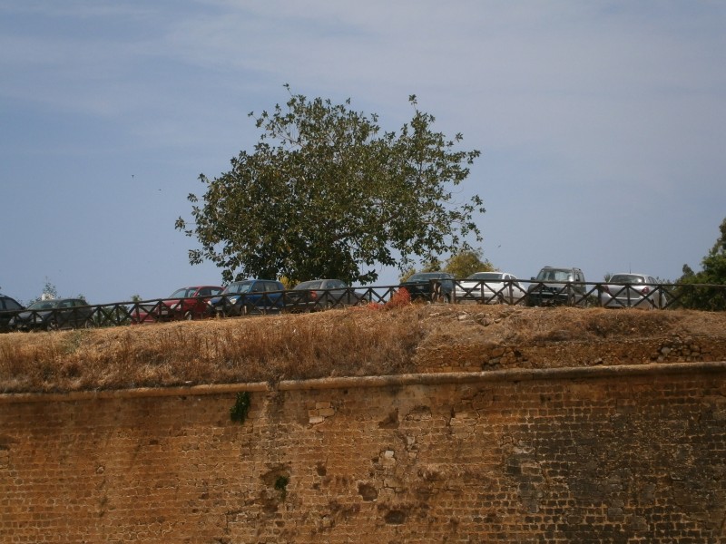 Εικόνες ντροπής στα Χανιά - Έκαναν πάρκινγκ το τείχος στη Δυτική Τάφρο!