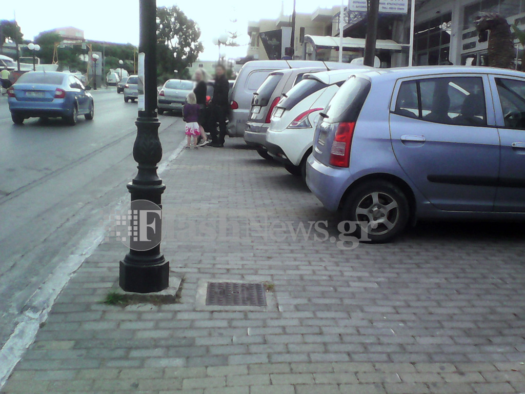Μετέτρεψαν τα πεζοδρόμια σε...χώρους στάθμευσης στον Μακρύ Τοίχο στα Χανιά