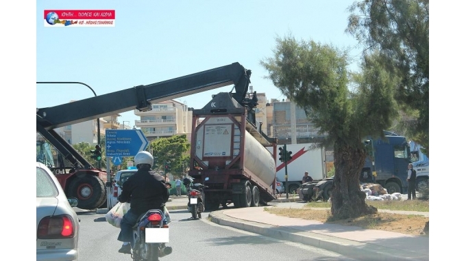 Κρήτη:Το ρυμουλκούμενο της νταλίκας ... έπεσε στο δρόμο !