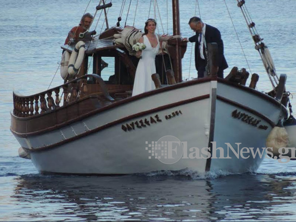 Καρέ - καρέ ο γάμος της οικογένειας Μητσοτάκη στα Σφακιά - Με καραβάκι έφτασε η νύφη