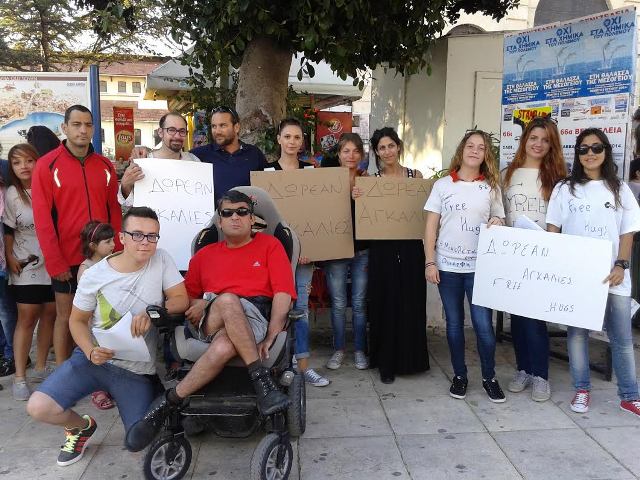 Δωρεάν αγκαλιές για όλους στα Χανιά! (φωτο + video)