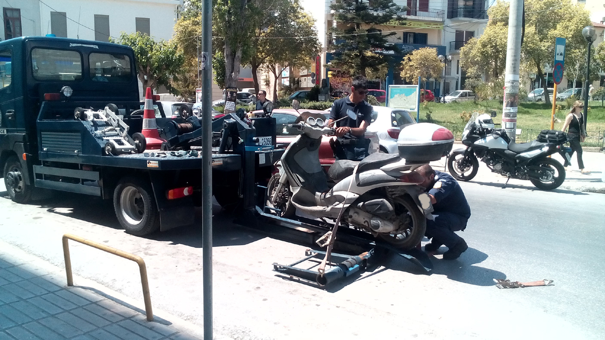 Χανιά: Μέχρι και μηχανάκια σηκώνει ο γερανός της Τροχαίας