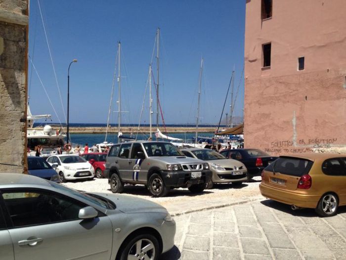 Η απόλυτη ξεφτίλα στο παλιό λιμάνι των Χανίων με την σφραγίδα του Λιμενικού