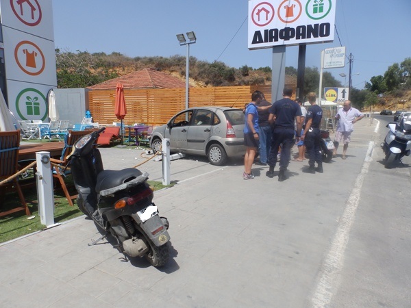Χανιά: Αυτοκίνητο μπούκαρε στην αυλή καταστήματος (φώτο)