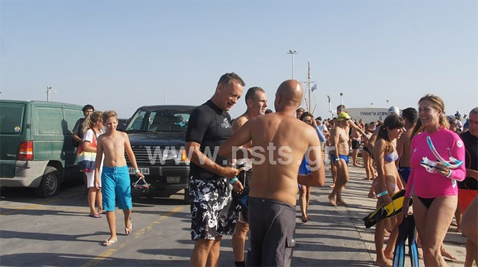 Δείτε τον Tom Hanks να κολυμπάει στο στενό Πάρου - Αντιπάρου