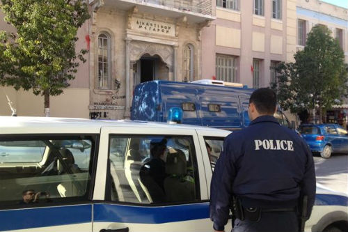 Το αίμα νερό ... μάλλον γίνεται! - Μαχαιριές και άγριο ξύλο μεταξύ μελών οικογένειας!